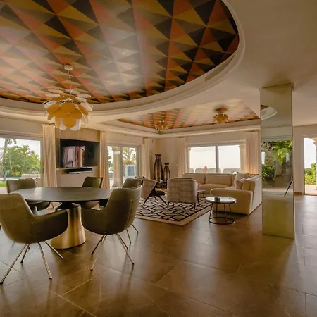 Villa De Lujo Con Piscina Y Vistas Al Mar
